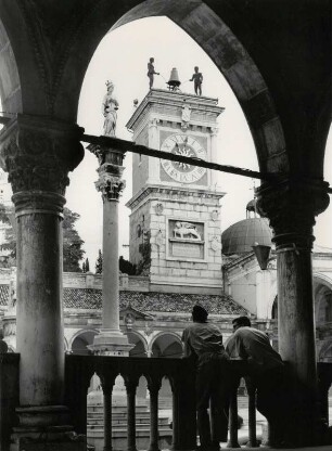 Der Uhrturm auf der Piazza dell Liberta