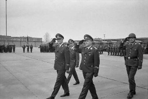 Einführung des neuen Regimentskommandeurs beim Fernmelderegiment 12 in der General-Fahnert-Kaserne Oberstleutnant Boy
