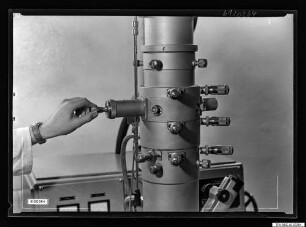 Bedienungsgriffe am E-Mikroskop, Bild 1, Foto, 8. Juni 1961