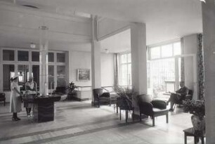 Bad Warmbrunn (Jelenia Góra-Cieplice Śląskie-Zdrój). Kurhaus (Quellenhof ?). Foyer mit Trinkbrunnen