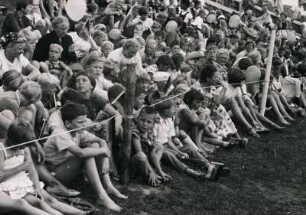 Seebad Büsum an der Nordsee. Kinder als Zuschauer während eines Kinderfestes