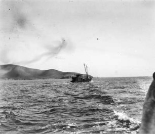 In der Bucht von San Francisco : Blick vom Meer aus auf ein Boot in der Bucht von San Francisco