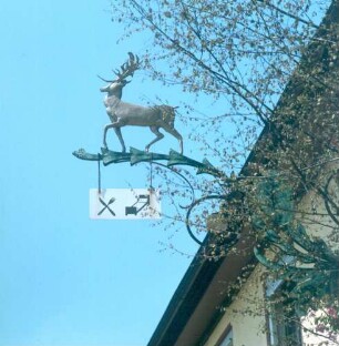 Wirtshausschild mit Hirsch als Symbol für Gastlichkeit
