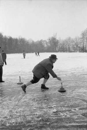 Eisschießen auf dem Baggersee in der Fritschlach