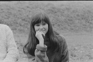 Čičmany. Akt-Pleinair 1980. Junge Frau während einer Besprechung