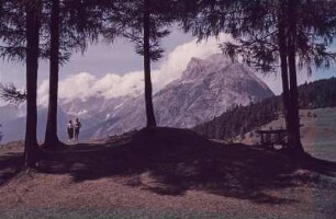 Mittenwald. Wanderer vor Bergkulisse