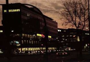 Berlin: KADEWE Möbelhaus mit Tauentzienstraße im Abendhimmel