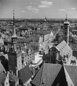 München. Stadtansicht. Blick von Sankt Peter zur Pfarrkirche Heilig Geist und zum Altem Rathaus