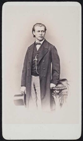Porträt L. Brand (nachgewiesen um 1870; Schauspieler o. Tänzer). Albuminabzug auf Karton (Carte-de-visite mit Atelieraufdruck verso)