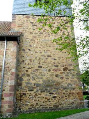 Evangelische Kirche - Kirchturm (gotische Gründung 15 Jhd) von Norden mit Werksteinen im Mauersteinverband in Übersicht