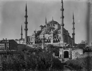 Sultan-Ahmed-Moschee : Blick über einen Weg auf die Sultan-Ahmed-Moschee (Blaue Moschee).