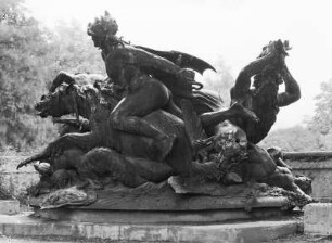 Dresden. Bürgerwiese, "Stürmische Wogen" : Dresden-Altstadt, Bürgerwiese. Brunnen "Stürmische Wogen" (1893-1894; R. Diez). Figurengruppe ohne Brunnenschale