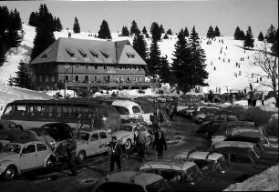 Feldberg: Parkplatz Feldbergstraße; Hintergrund "Albquelle"