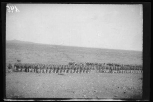 Fort Monte Arruit (südwestliche Selouane, Marokko): Heeresaufstellung mit Infanteristen und Reitern [des spanischen 8. Kavallerie-Regiments "Lusitania"] auf einem weiten Feld während einer Feldmesse (Distanzaufnahme)