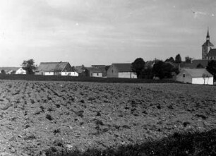 Bad Gottleuba-Berggießhübel-Breitenau. Ortsteilansicht mit Dorfkirche (Wiederaufbau 1817)von Nordosten