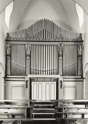 Zweimanualige Orgel (1921; G. Heinze). 27 Register, pneumatische Traktur. Prospekt Holz, gefaßt, z. T. vergoldet. Altdöbern, Neue Pfarrkirche