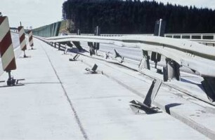 Einfache Schutzplanke, im Mittelstreifen