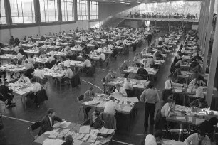 Auswertung der Stimmzettel für die Kommunalwahl am 24. Oktober 1971