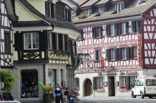 Hauptstraße in Steckborn : Die Kleinstadt Steckborn liegt am Untersee des Bodensees. In der Hauptgeschäftsstraße befinden sich viele historische Fachwerkhäuser, aufgenommen 2008