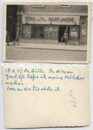 Soldat vor einem Fotogeschäft in Celje