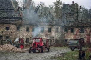Verfallenes Schloss Harbke, die Wirtschaftsgebäude werden/wurden von einer LPG verwendet. Das Hauptgebäude des Schlosses wurde allerdings stark vernachlässigt, sodass es zunehmend verfiel und heute nur noch als Ruine erhalten geblieben ist. Harbke
