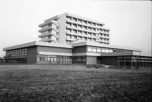 Bad Krozingen: Außenansichten des Rehabilitationszentrums; von Westen