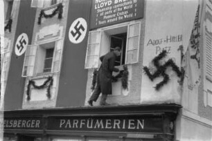 Marktplatz : Anlässlich des Besuchs von Adolf Hitler geschmückte Häuserfassade am in "Adolf-Hitler-Platz" umbenannten Marktplatz in Salzburg