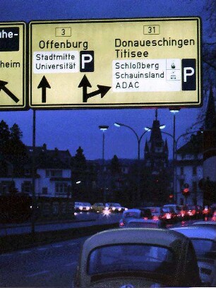 Freiburg: Leuchtende Vorrichtungsschilder, Brücke in der Kronenstraße