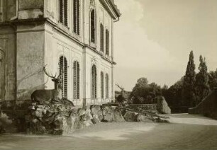 Hirsch : Moritzburg. Fasanenschlösschen (1738/1739, 1769/1782 Erweiterung; J. D. Schade zugeschrieben). Seitenansicht (Teilansicht) mit Hirschplastik (18. Jahrhundert)