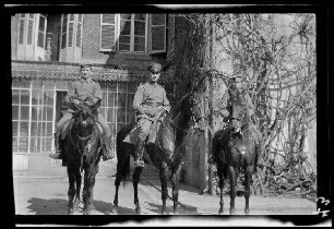 Drei Offiziere zu Pferd in Gravelotte (Dep. Moselle, Frankreich), in der Mitte Major Hanemann