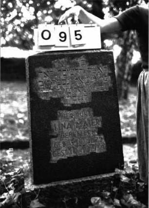 Grabstein 95 (Index: 100101324) Material: Granit Zustand: gut Maße HxBxT: 113x46x28 cm Beschreibung: Stele, Sockel, flacher Abschluß: Grabstein 95