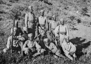 Deutsche Kolonialsoldaten : Gruppenbildnis von zehn deutschen Kolonialsoldaten, alle ausgestattet mit dem Gewehr Mauser Modell 71