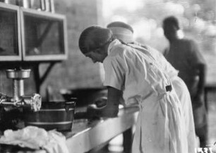 Frauen in der Küche : Zwei Frauen beim Kochen