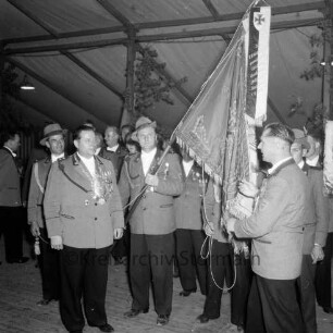 Schützenfest: Veranstalter Schützenverein Reinfeld und Umgebung von 1954 e.V.: Festplatz in der Ahrensböker Straße: im Festzelt: Königsproklamation: Schützenkönig Vorsitzender Eugen Richter: Fahnenträger, Schützenbrüder, 2. September 1961