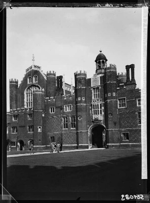 Schloss Hamptoncourt, Vorhof