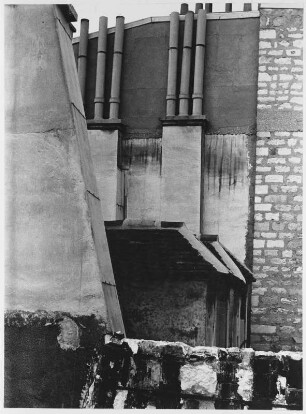 Hauswand mit Schornstein : Hauswand mit offenliegenden Schornsteinen