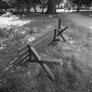 Zerstörung von Sitzbänken im Fasanengarten.