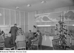 Besucher der Herbstmesse 1953 am Stand der Kunststoffindustrie
