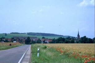 Blick zum Ort von der Straße von Warza aus