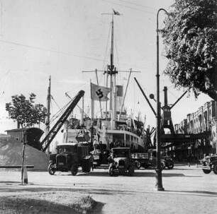 Passagierschiff in einem Hafen