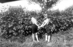 Meißen, Stadtparkhöhe 6. Ramon-Joachim Gerhardt mit einem Spielkameraden im elterlichen Garten