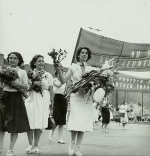 Raymonde (Raimonde) Dien (1. von rechts) bei einer Kundgebung während der III. Weltfestspiele der Jugend und Studenten in Berlin