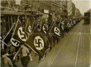 Aufmarsch der Nationalsozialistischen Betreibszellenorganisation zu einer Kundgebung