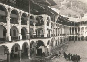 Rilagebirge, Bulgarien. Kloster Rila. Hofansicht mit Reisegruppe