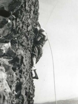 Sächsische Schweiz, Rathener Gebiet. Basteiriff, Tiedgestein. Seilschaft Günter Straube am Südweg (VI [VIIc])