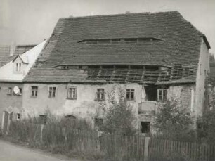 Dippoldiswalde, Nicolaistraße 4. Wohnhaus in ruinösem Zustand (1991 abgerissen). Straßenansicht mit Einfriedung