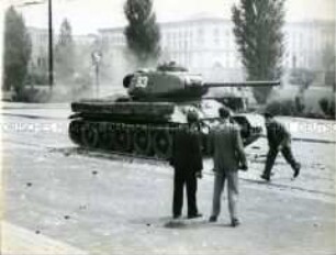 Demonstranten am Leipziger Platz vor einem sowjetischen Panzer