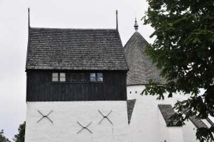 Oesterlars - Rundkirche und Glockenturm : Der Glockenturm (vorne) und die Rundkirche Oesterlars kirke auf der dänischen Ostseeinsel Bornholm. Aufgenommen am 26. Juli 2010