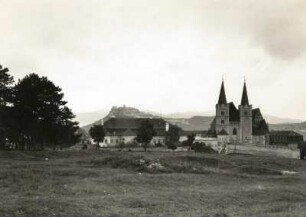Spišské Podhradie (Kirchdrauf). Spišská Kapitula (Zipser Kapitel). Kathedrale des Heiligen Martin (beg. 1245–1273). Blick zur Zipser Burg