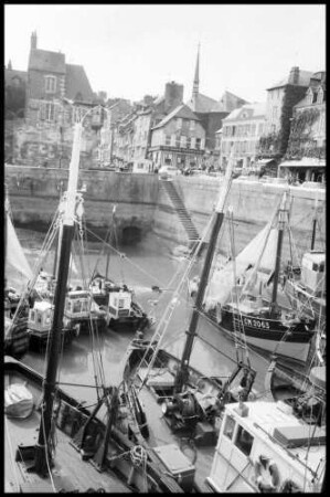 Honfleur: Fischkutter im Hafen bei Ebbe, mit Kai